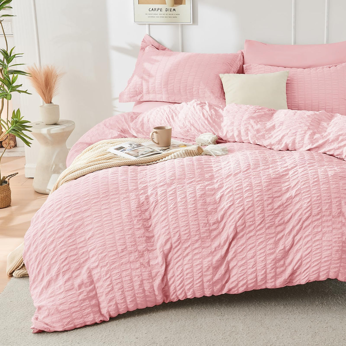 HYMOKEGE Pink Queen deep-pocket fitted sheet for a secure mattress fit.