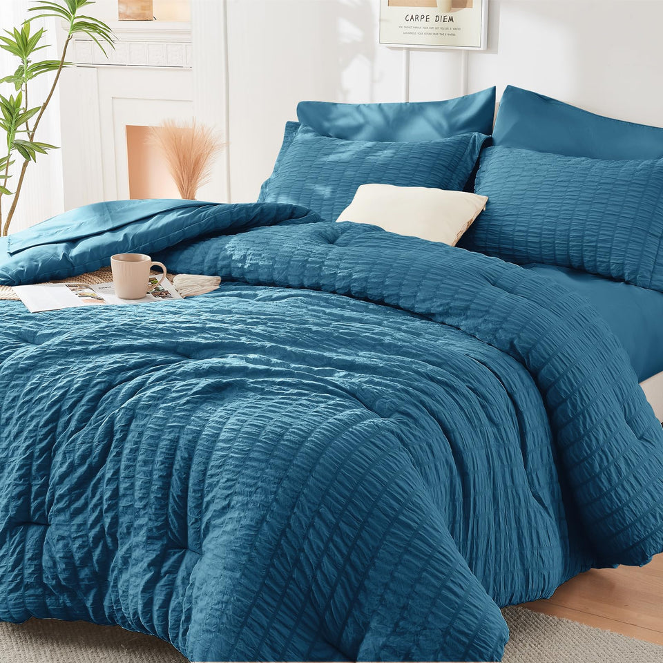 HYMOKEGE Teal Queen Comforter with seersucker texture for soft comfort.