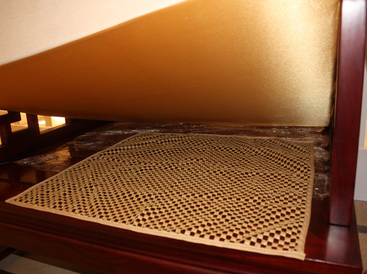 i frmmy Cushion Grip in a living room showing stable cushions