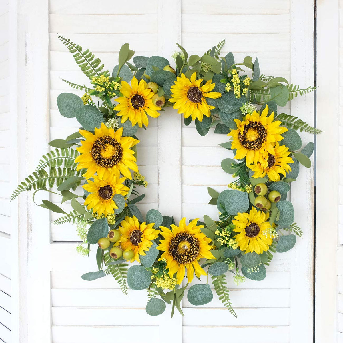 Outdoor wedding setting featuring the Idyllic sunflower wreath centerpiece.