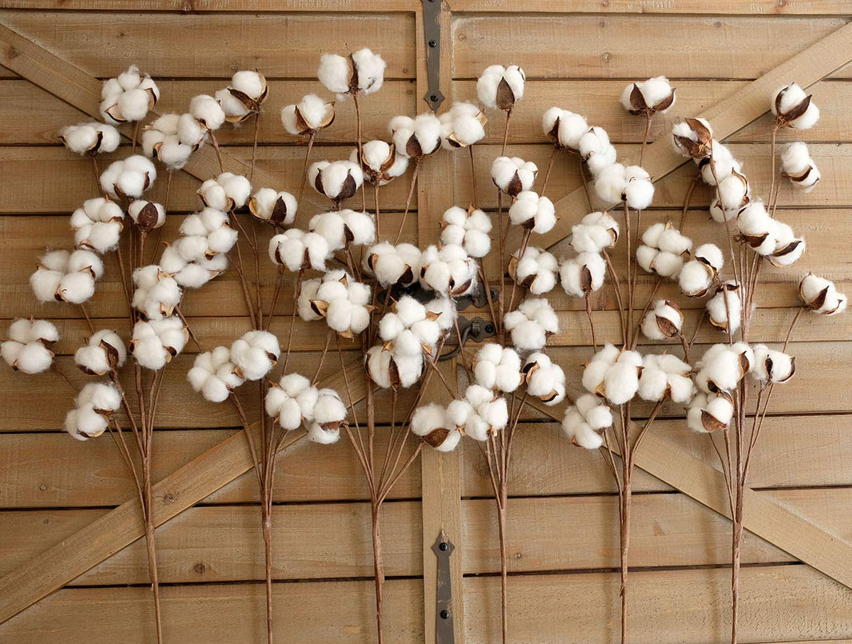 Idyllic wedding centerpiece with cotton stems for natural elegance.