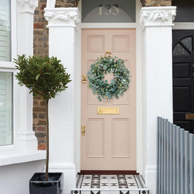 Idyllic wreath suits weddings and events with evergreen ambiance.