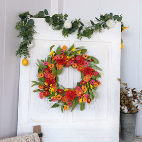 Idyllic wreath wall display with green leaves and daisies brightening interiors.