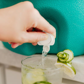 Igloo Lilac Breeze spigot closeup demonstrates drip-resistant pouring