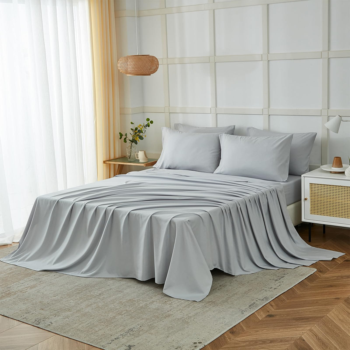 ILAVANDE ultra-soft microfiber delivers silky feel and durability.