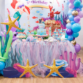 ILEISURELY starfish balloons arranged by the pool for a playful party scene.