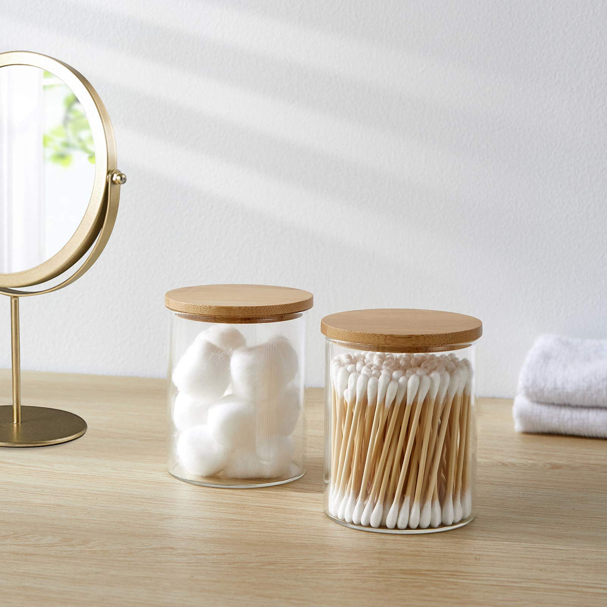 Closeup of bamboo lid on INIUNIK jar for easy access