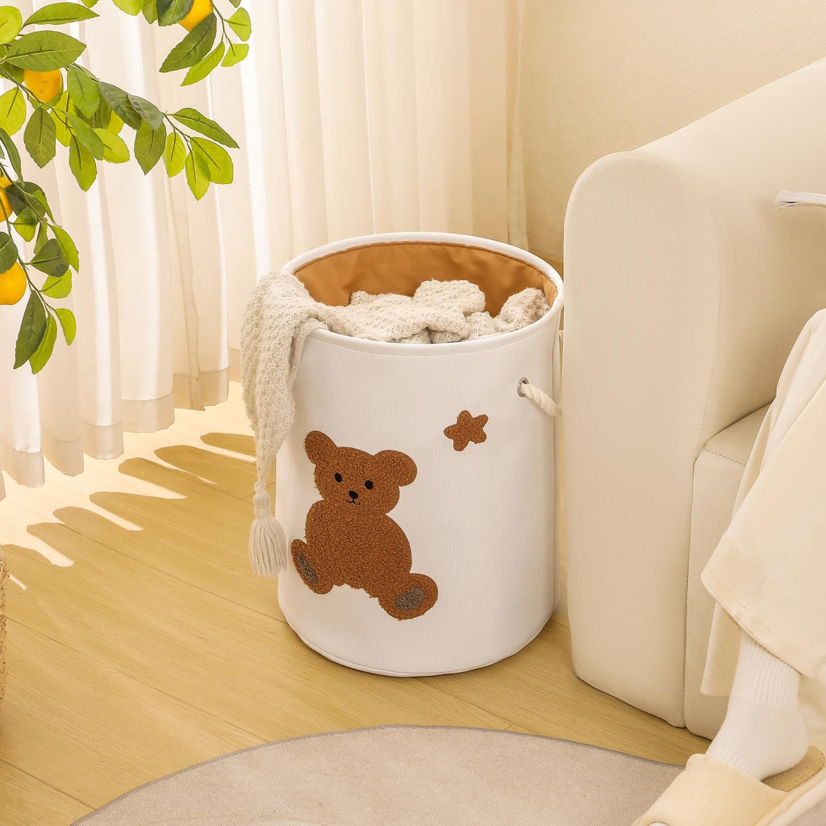INough self-standing laundry hamper for quick everyday use in bedrooms.