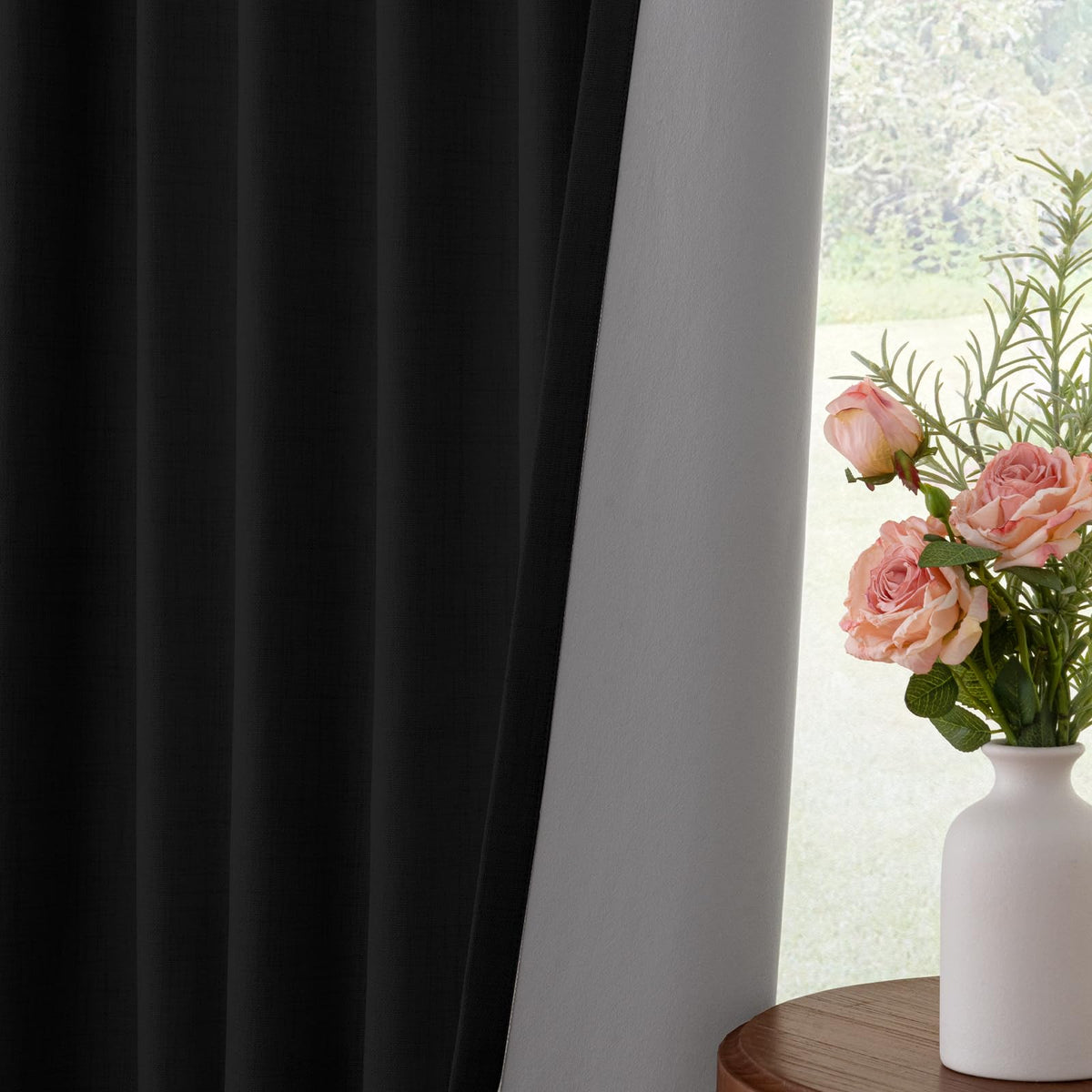 INOVADAY two-panel display showing balanced, modern look and privacy.