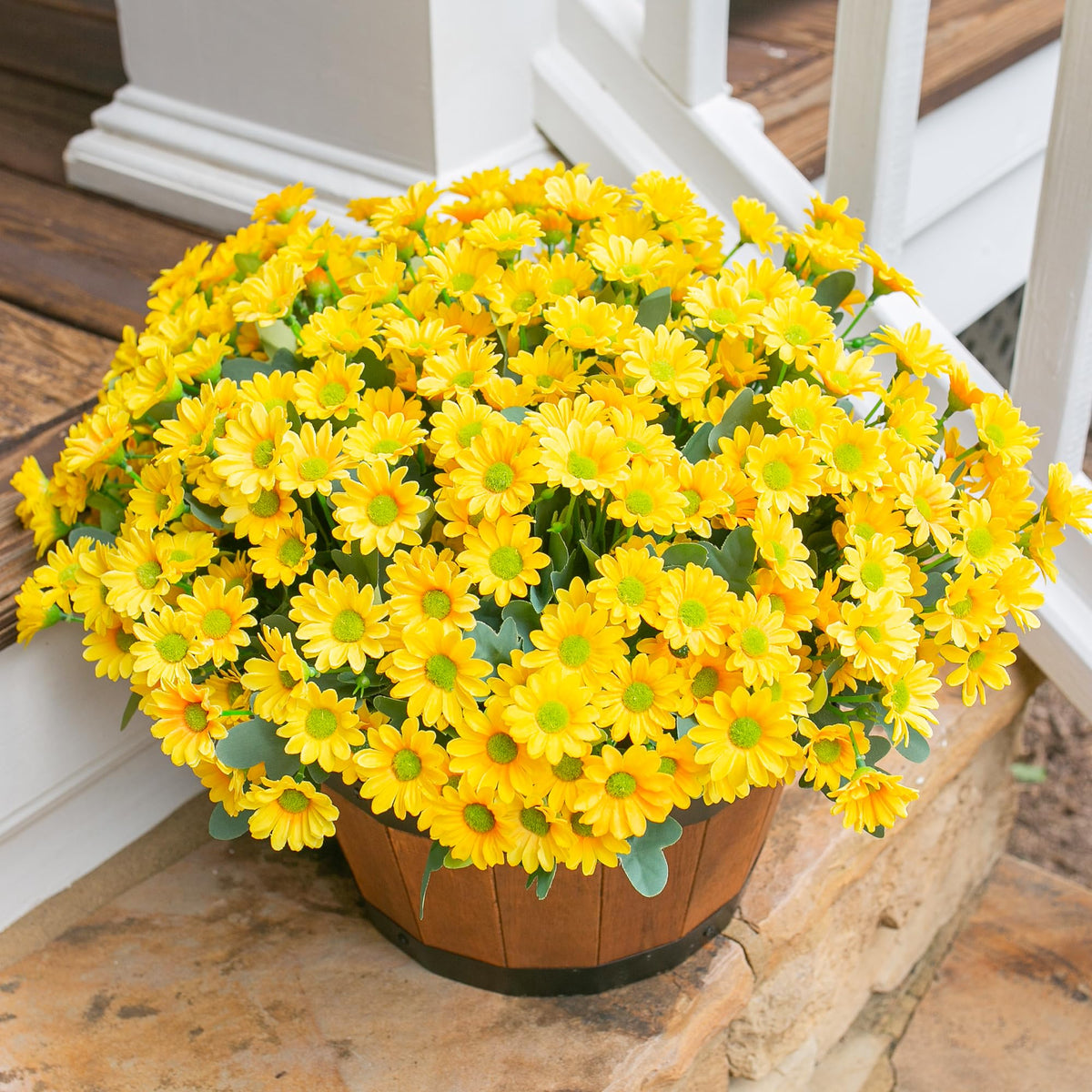 INSPRING daisies with realistic leaves for natural-looking decor