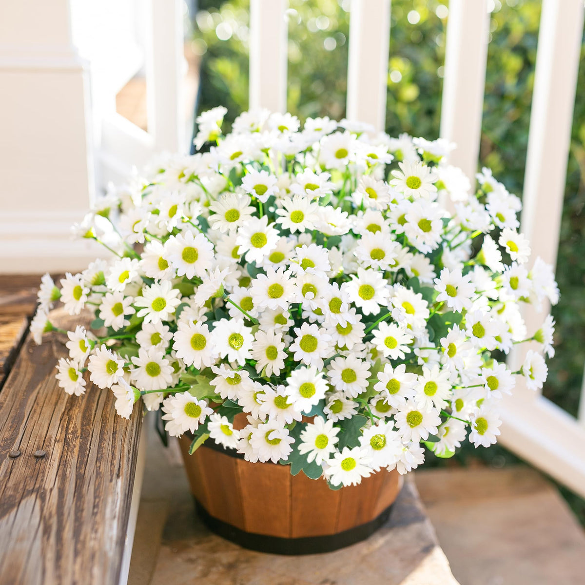 INSPRING daisy UV-resistant no-fade feature preserves color in sun.
