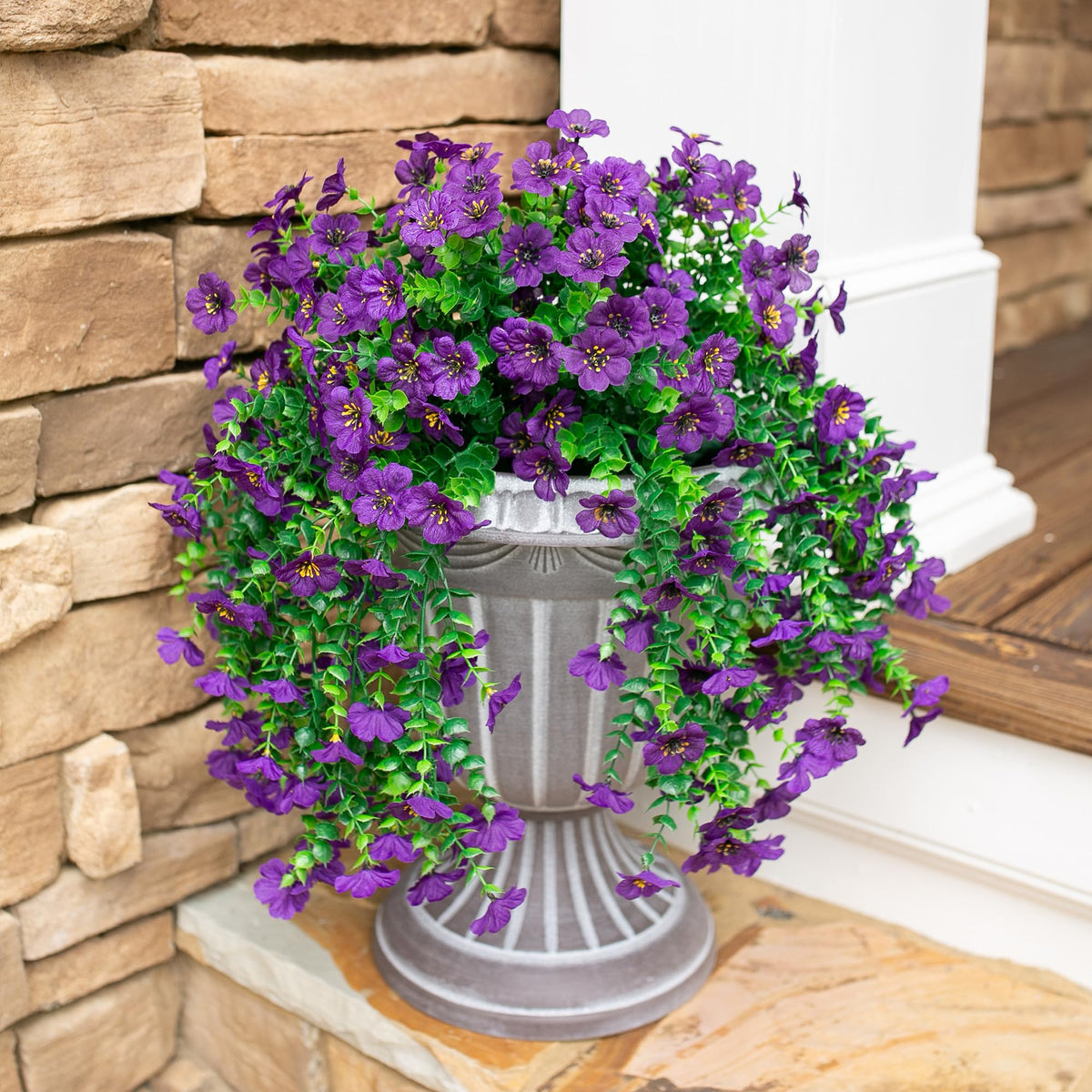 INSPRING front-door daisy with eucalyptus decoration for welcoming entry.