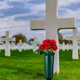 Irenare memorial vase stays upright thanks to integrated spikes.