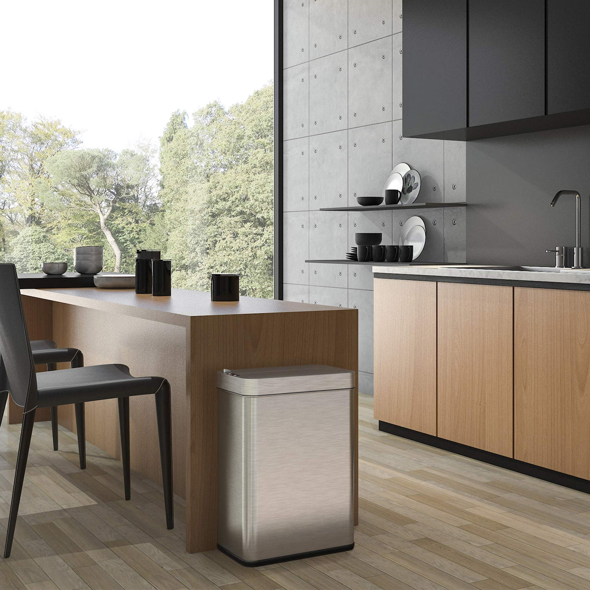 Itouchless dog-proof lock prevents pet access and messy trash moments.