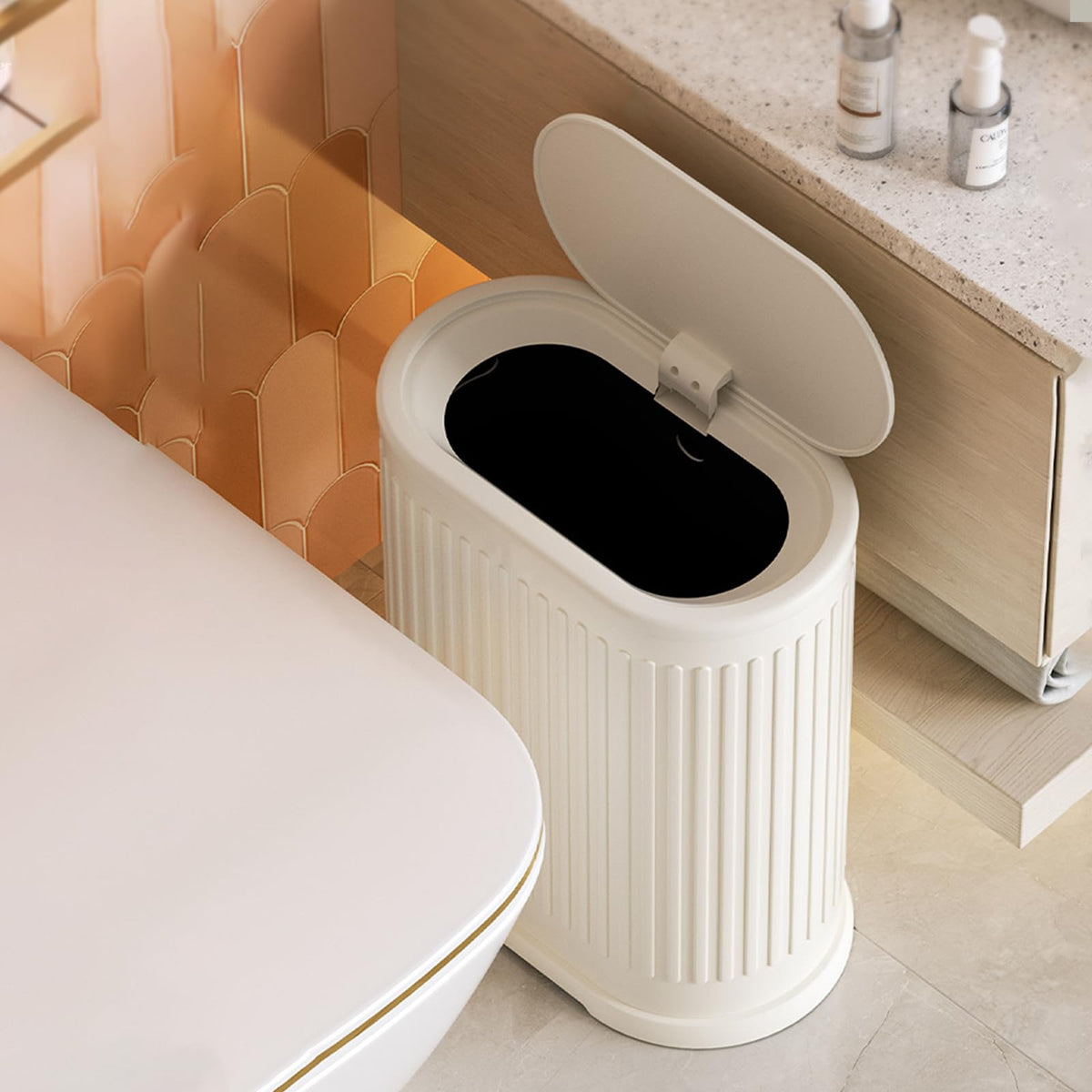 IVTUVTI trash can with inner bucket simplifies bag removal and cleaning.