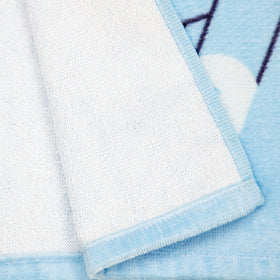 Jay Franco Bluey hooded poncho absorbs moisture while staying breathable after swimming.