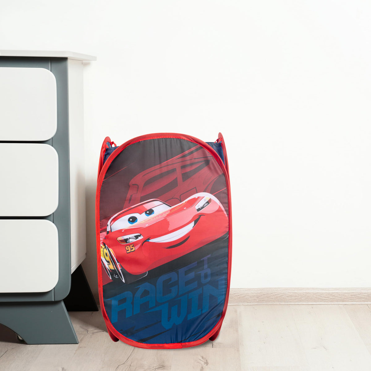 Durable handles on the Cars pop-up hamper for easy transport