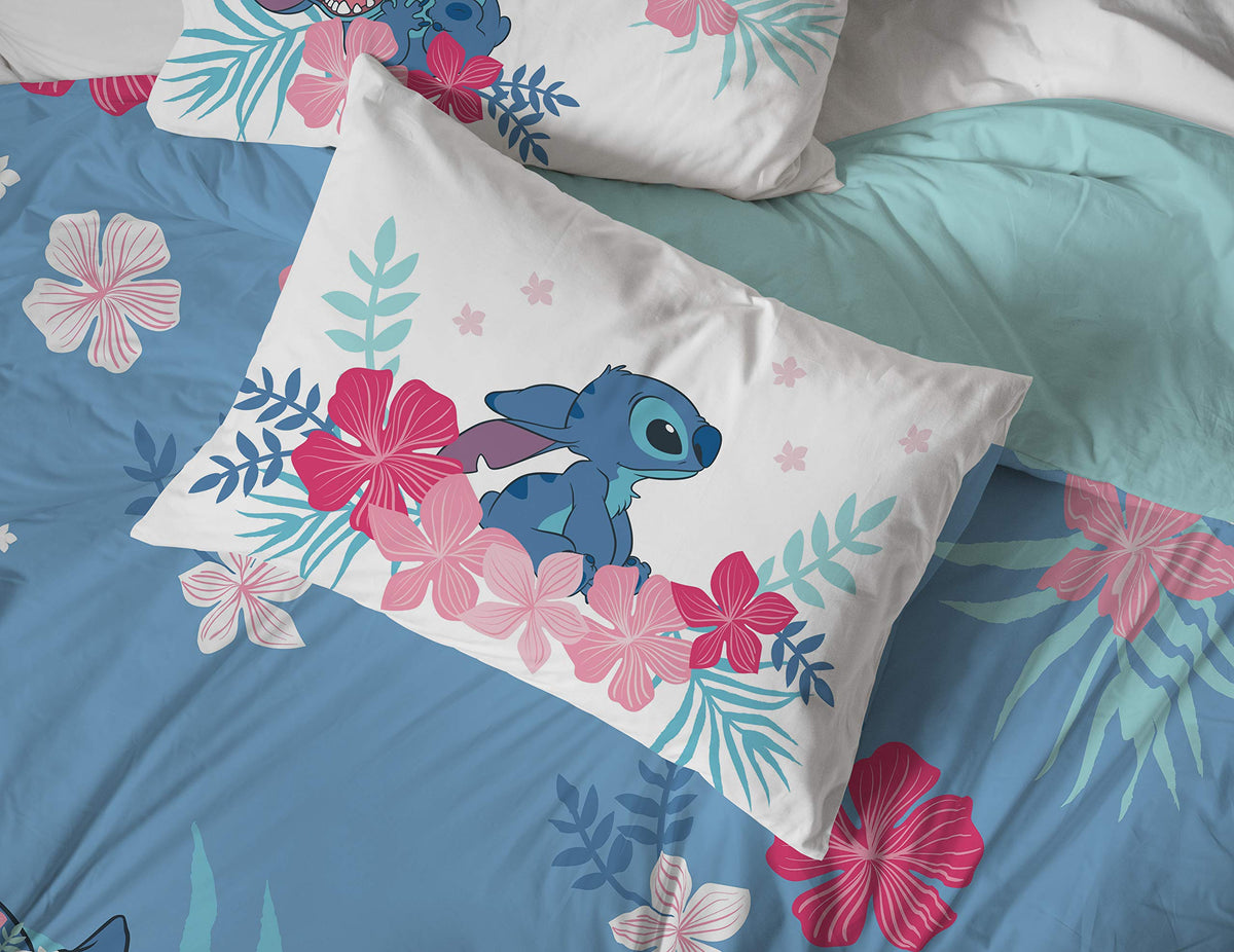 Jay Franco Disney Lilo & Stitch Paradise Dream vibrant print stands up to daily use.