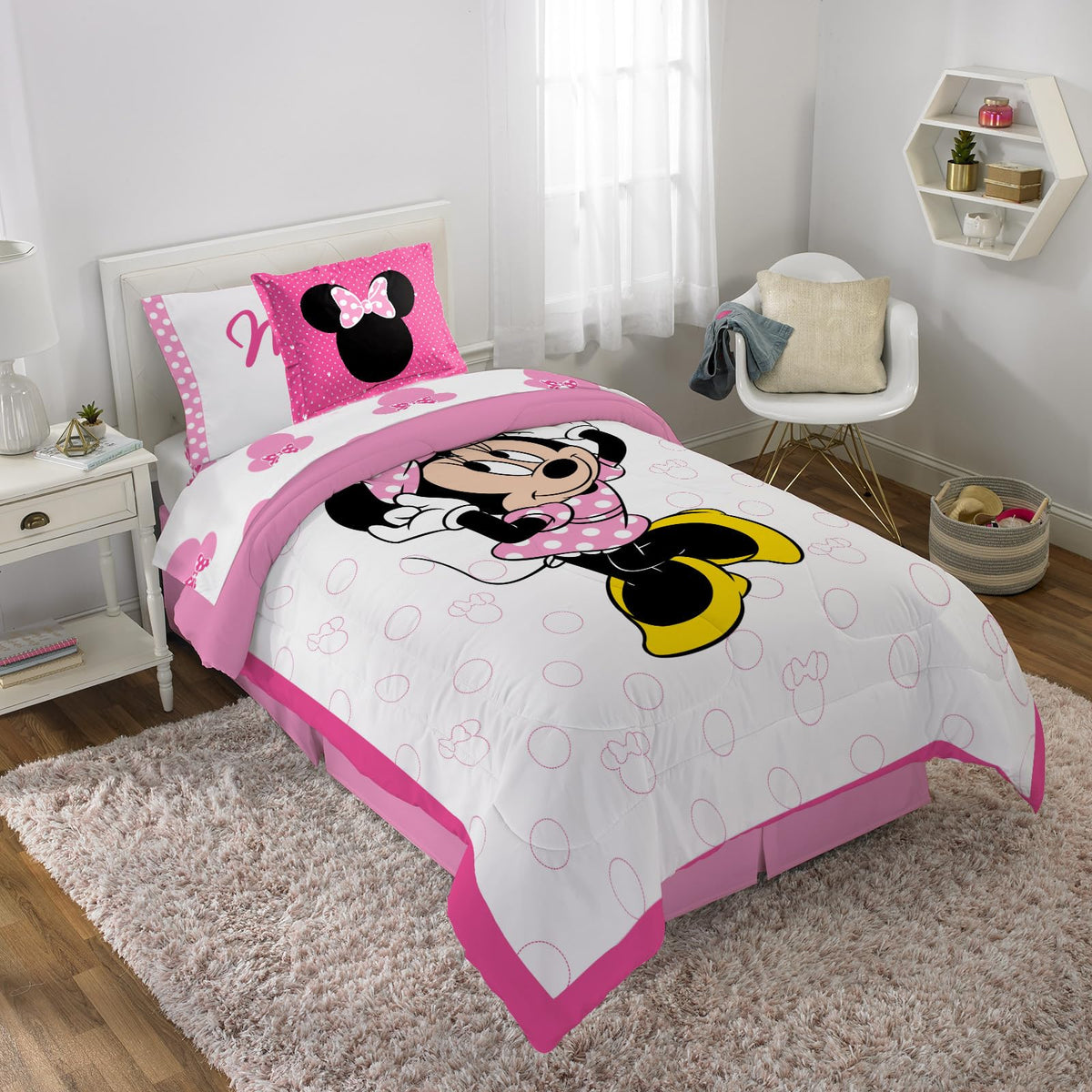 Jay Franco Minnie Mouse XOXO twin bedding with reversible comforter for cozy nights.