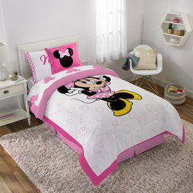 Jay Franco Minnie Mouse XOXO twin bedding with reversible comforter for cozy nights.