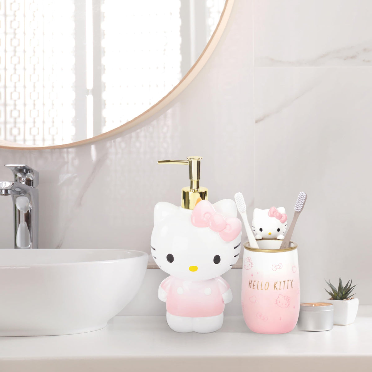 Jay Franco Hello Kitty tumbler with bow detail for brushes and cosmetics.