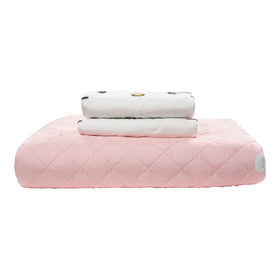 Packaged Hello Kitty quilt set highlights gifting appeal and travel-ready packaging