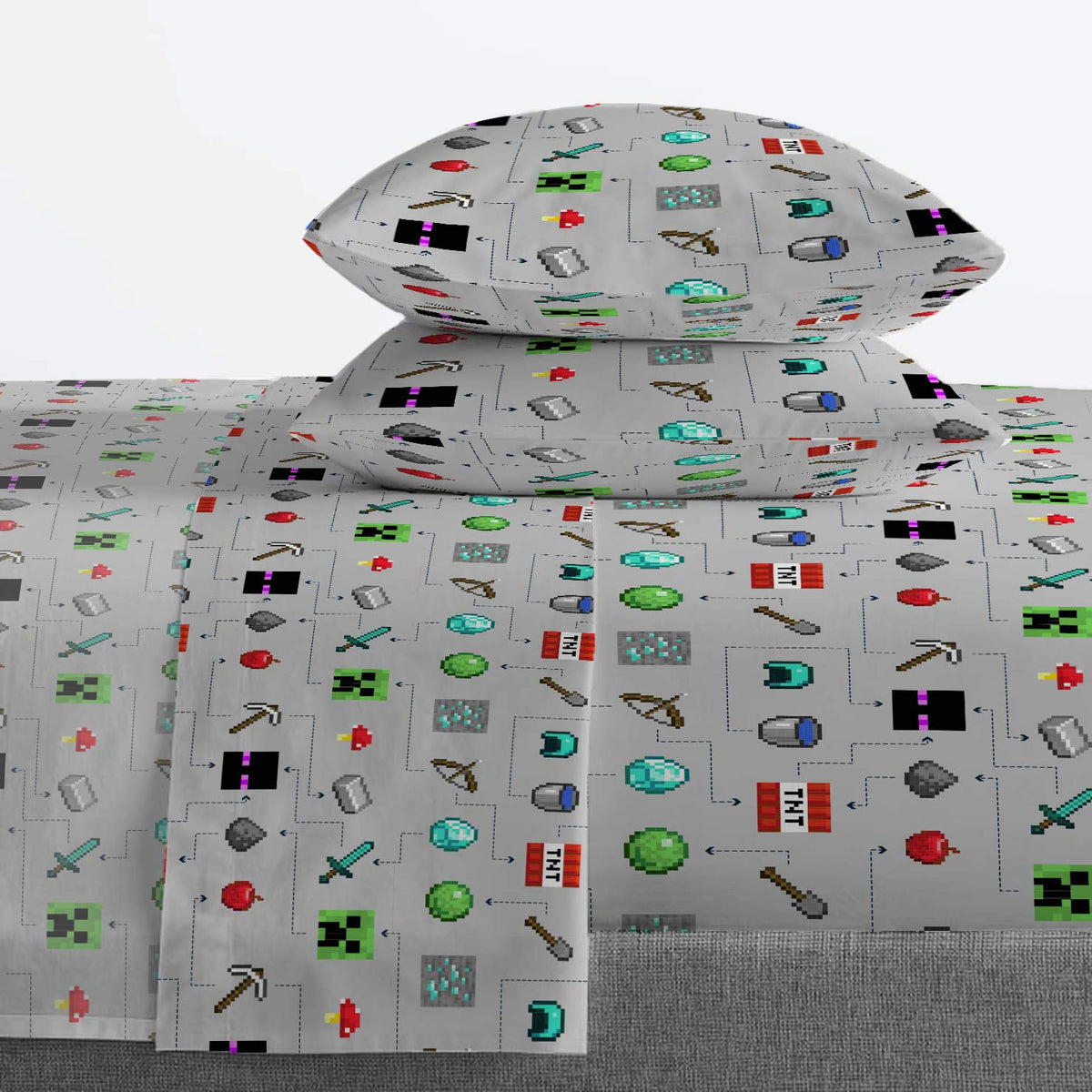 Jay Franco Minecraft Creeper artwork on the comforter adds playful appeal.