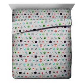 Jay Franco Minecraft Monster Hunters pillowcases complete the playful bedding set.