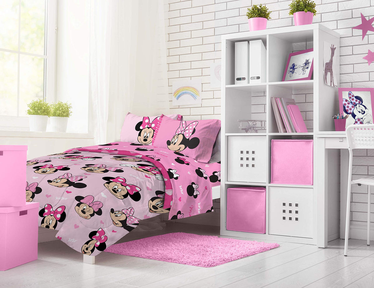 Jay Franco Minnie Mouse fade-resistant colors stay vibrant after washing.