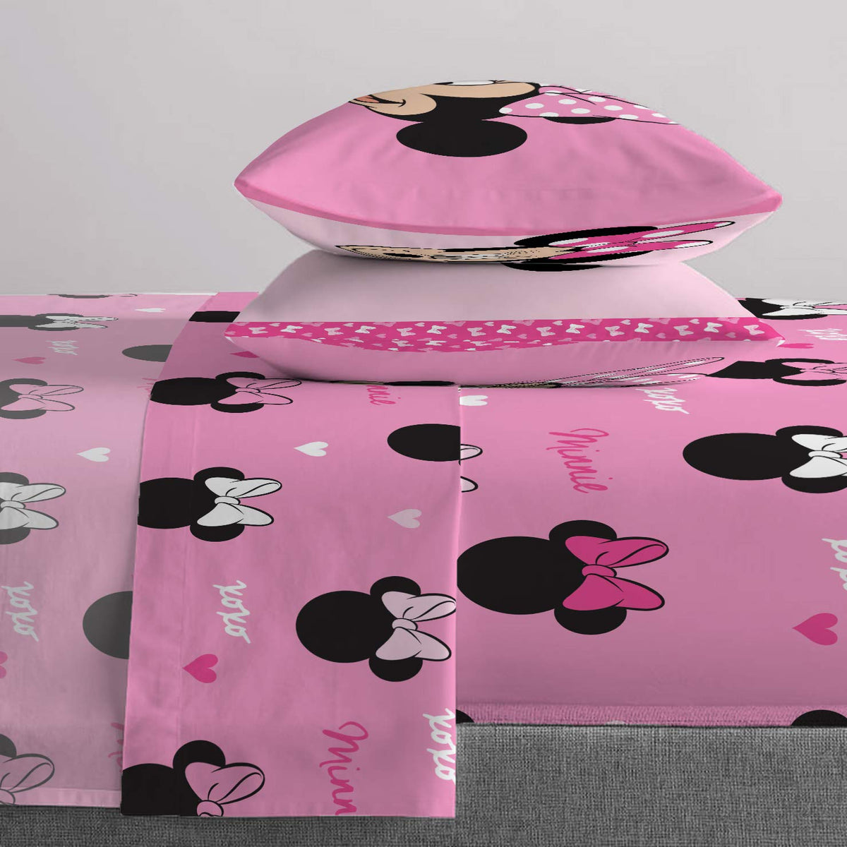 Jay Franco Minnie Mouse 5pc set packaging, compact and travel-friendly.