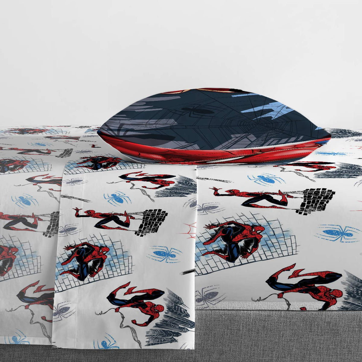 Jay Franco Spiderman bold artwork decor emphasizes heroic-themed kid’s bedroom vibes.