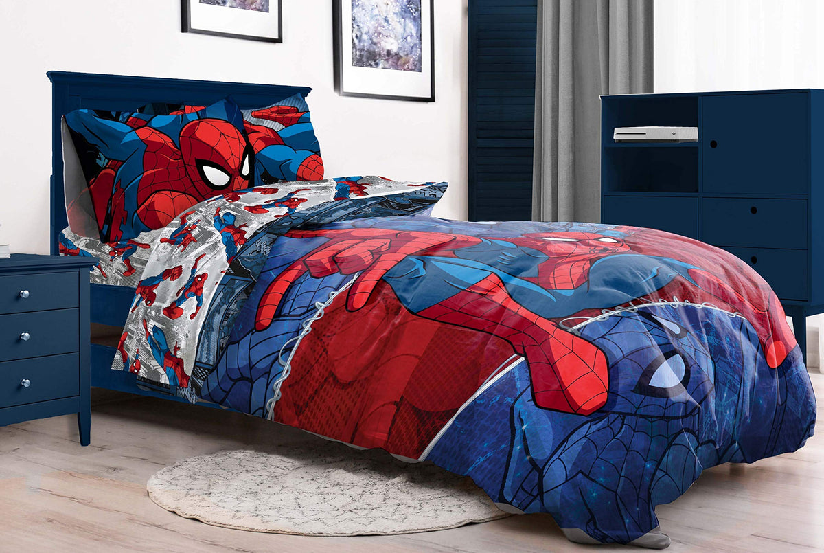 Jay Franco Spiderman Burst packaging demonstrates travel-friendly storage and portability.