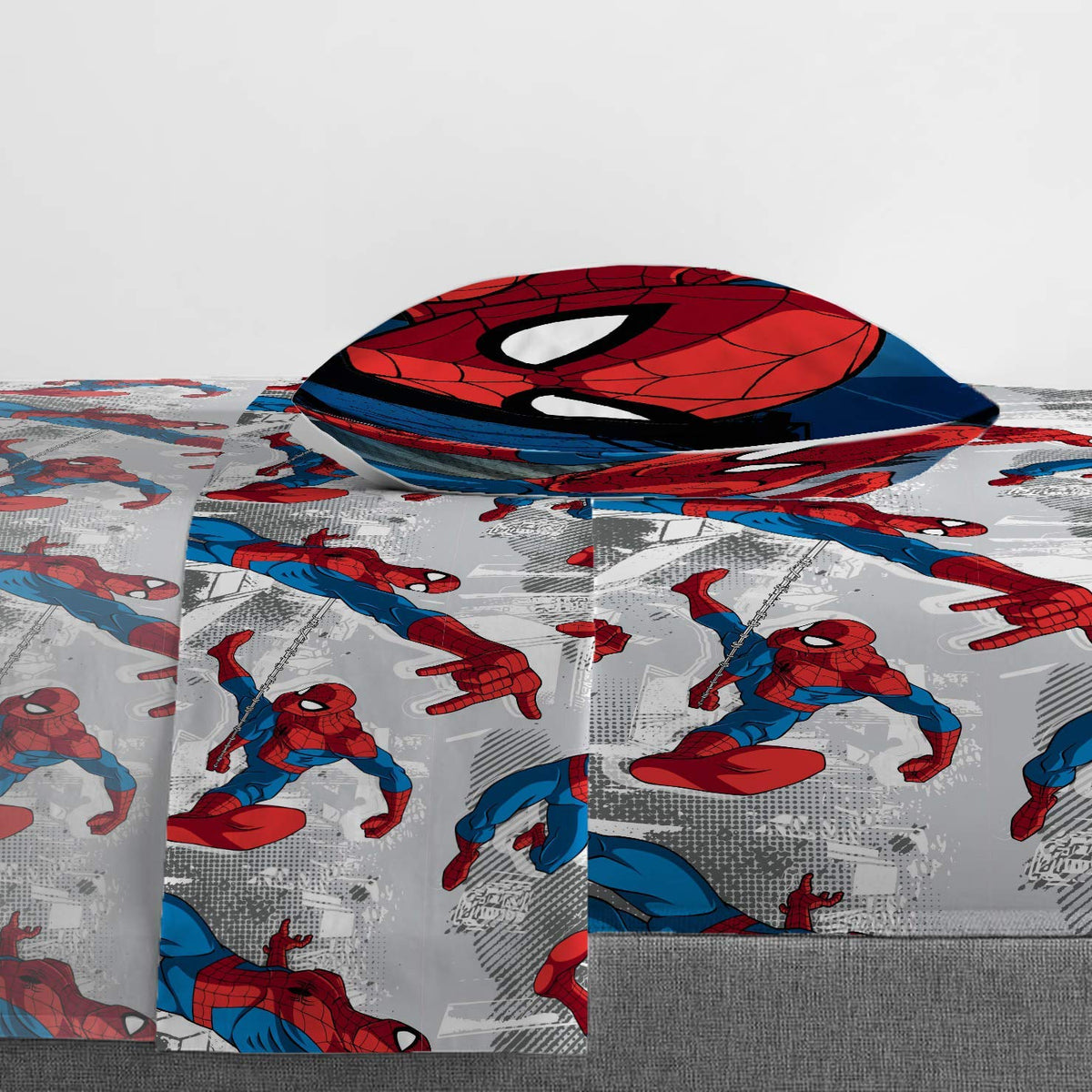 Jay Franco Spiderman Burst pillowcase featuring fade-resistant fabric for kids' rooms.