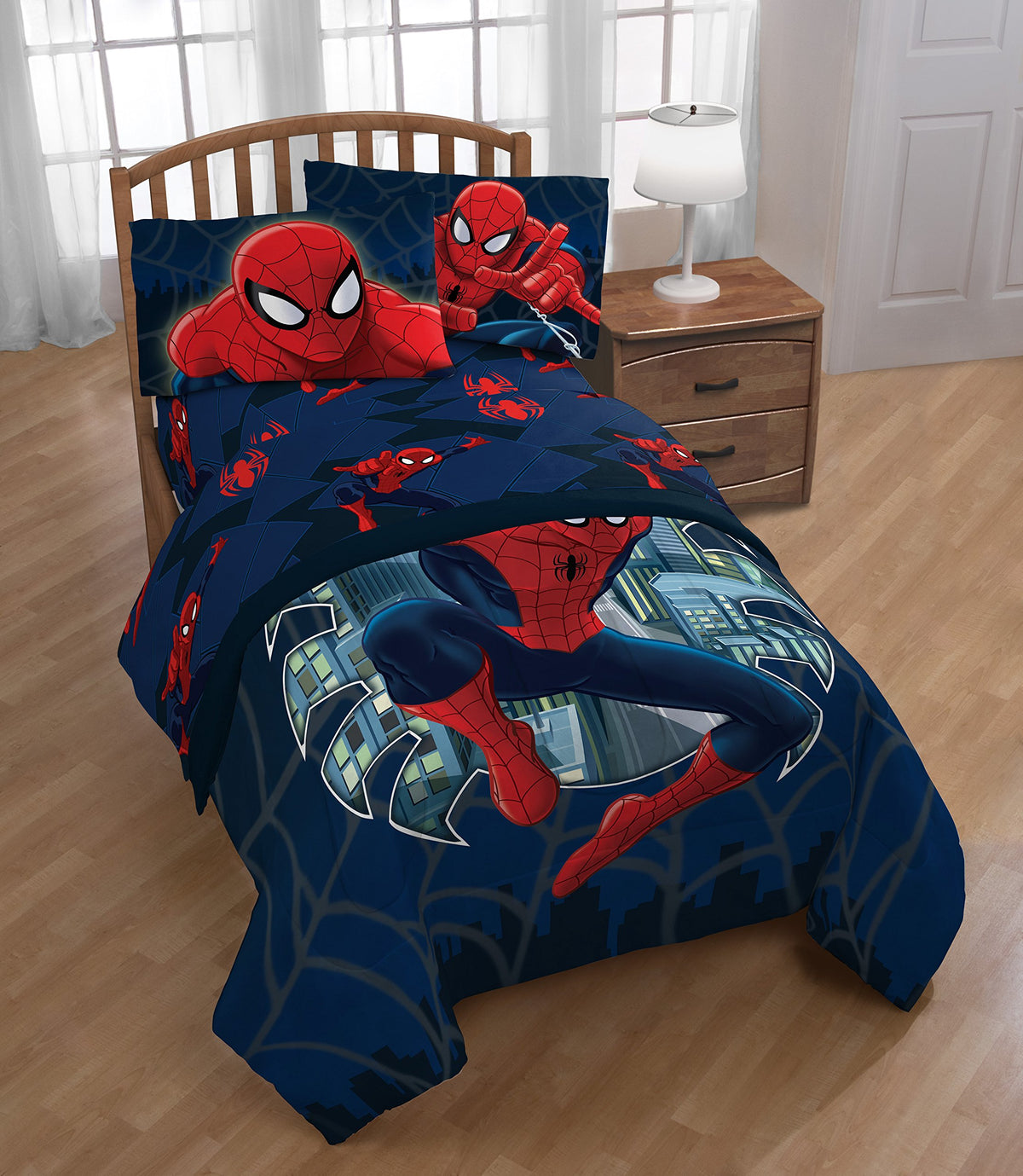 Jay Franco Spiderman set makes a practical gift for kids sleepovers or travel decor
