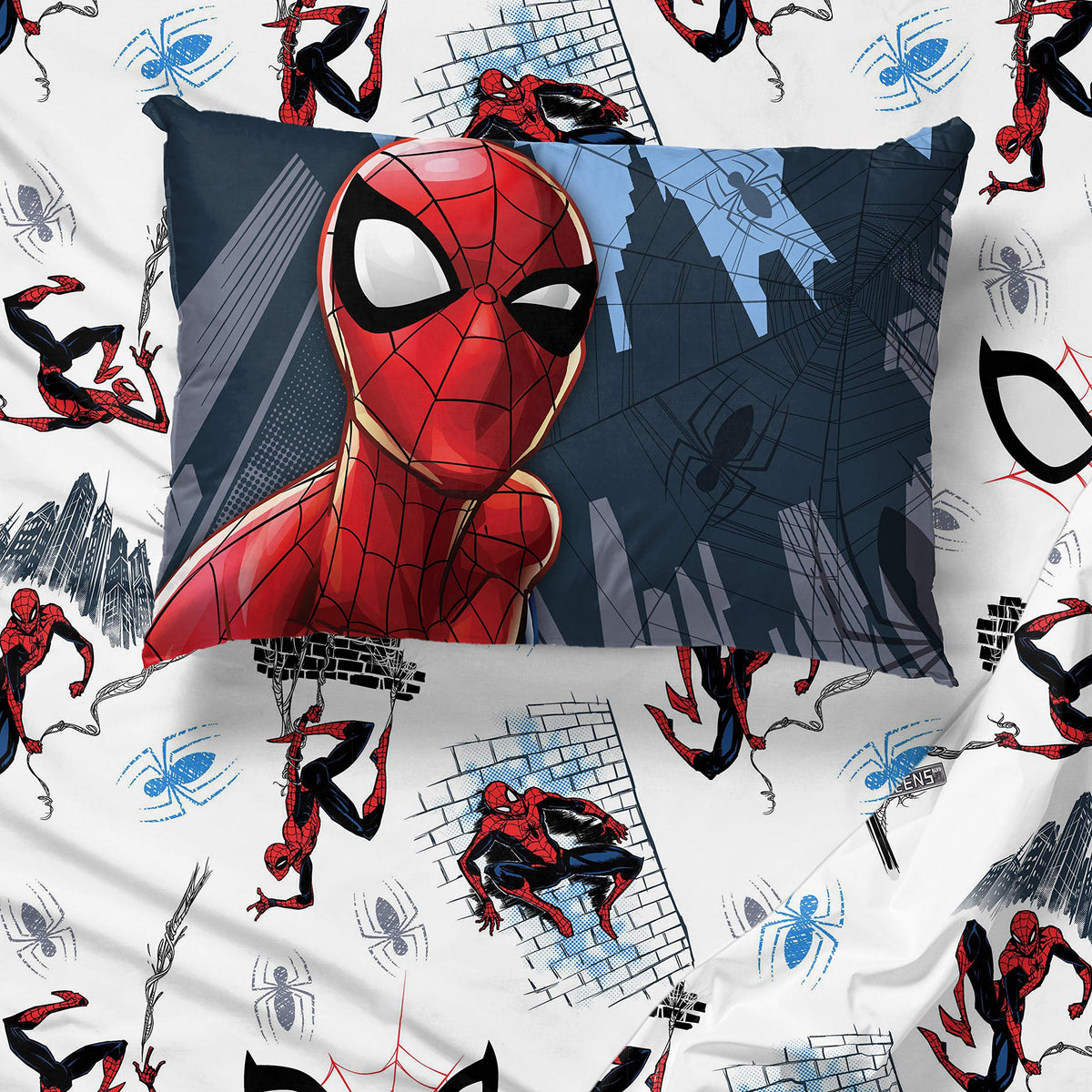 Jay Franco Spiderman ultra-soft microfiber provides breathable comfort year-round.
