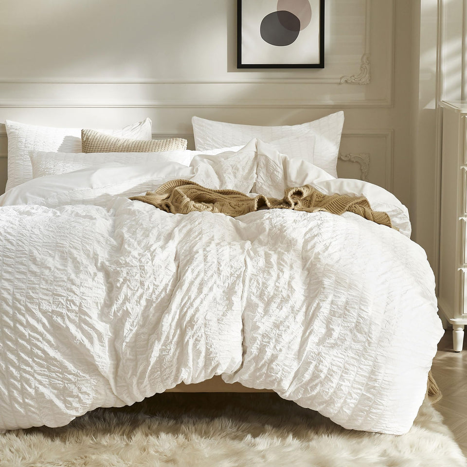 JELLYMONI white duvet cover with seersucker design for a relaxed, stylish look.