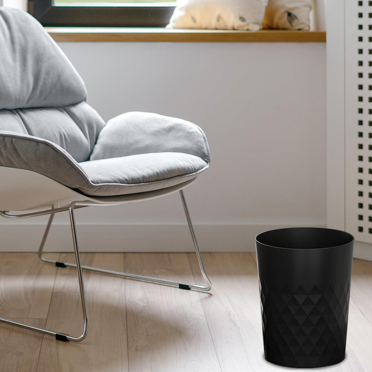 JiatuA small trash can on desk setup, compact design saves space.
