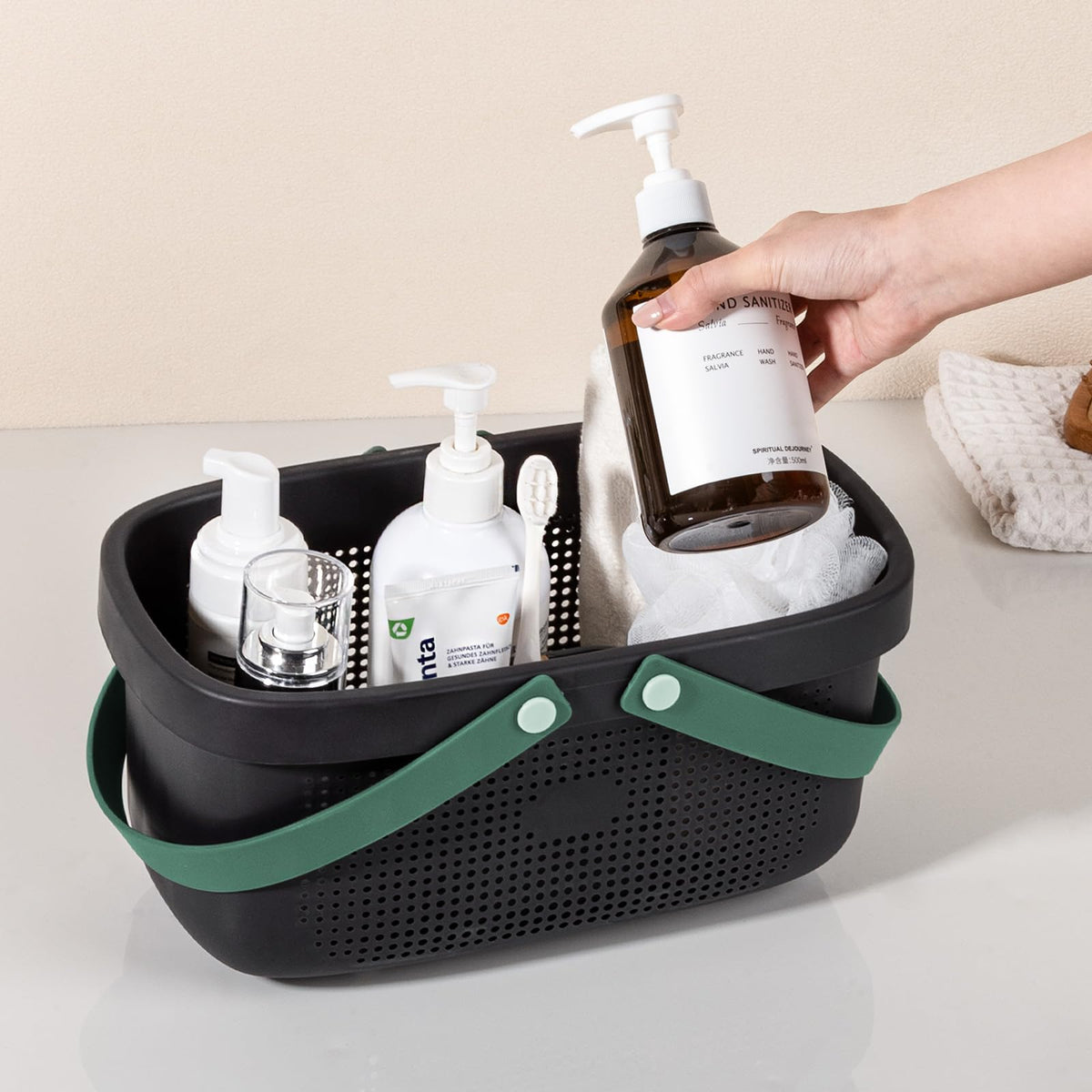 JiatuA heightened non-slip base stays stable on wet surfaces.
