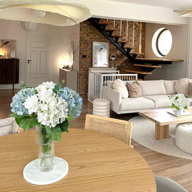 JINWOE living room centerpiece with ivory hydrangeas for warm ambiance.