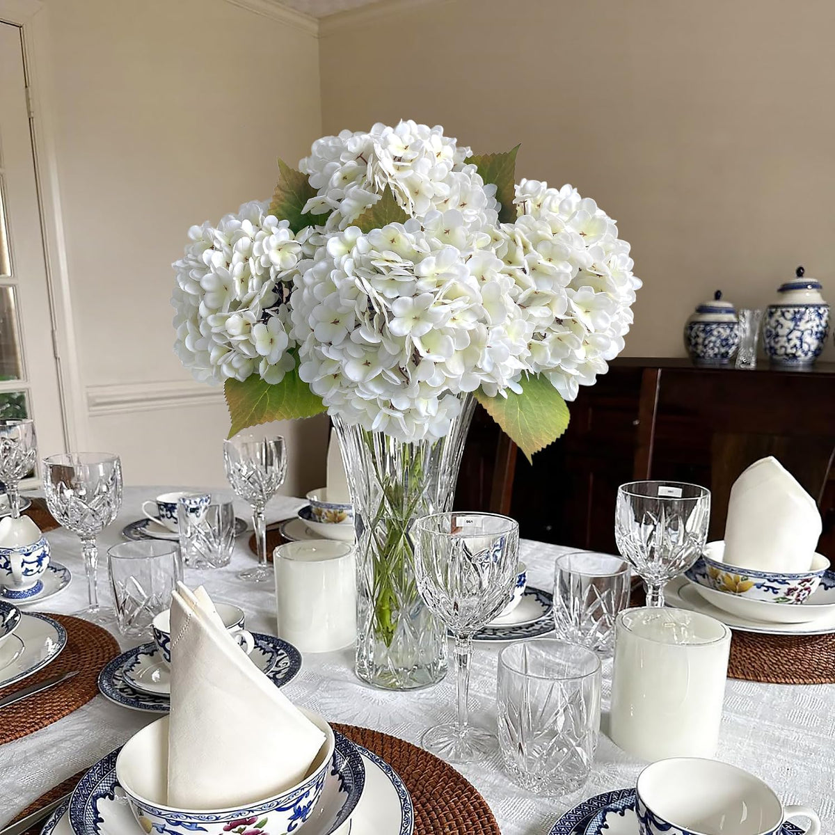 JINWOE perfect wedding table decor with timeless white hydrangeas.