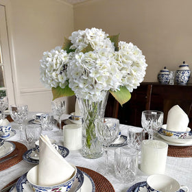 JINWOE perfect wedding table decor with timeless white hydrangeas.
