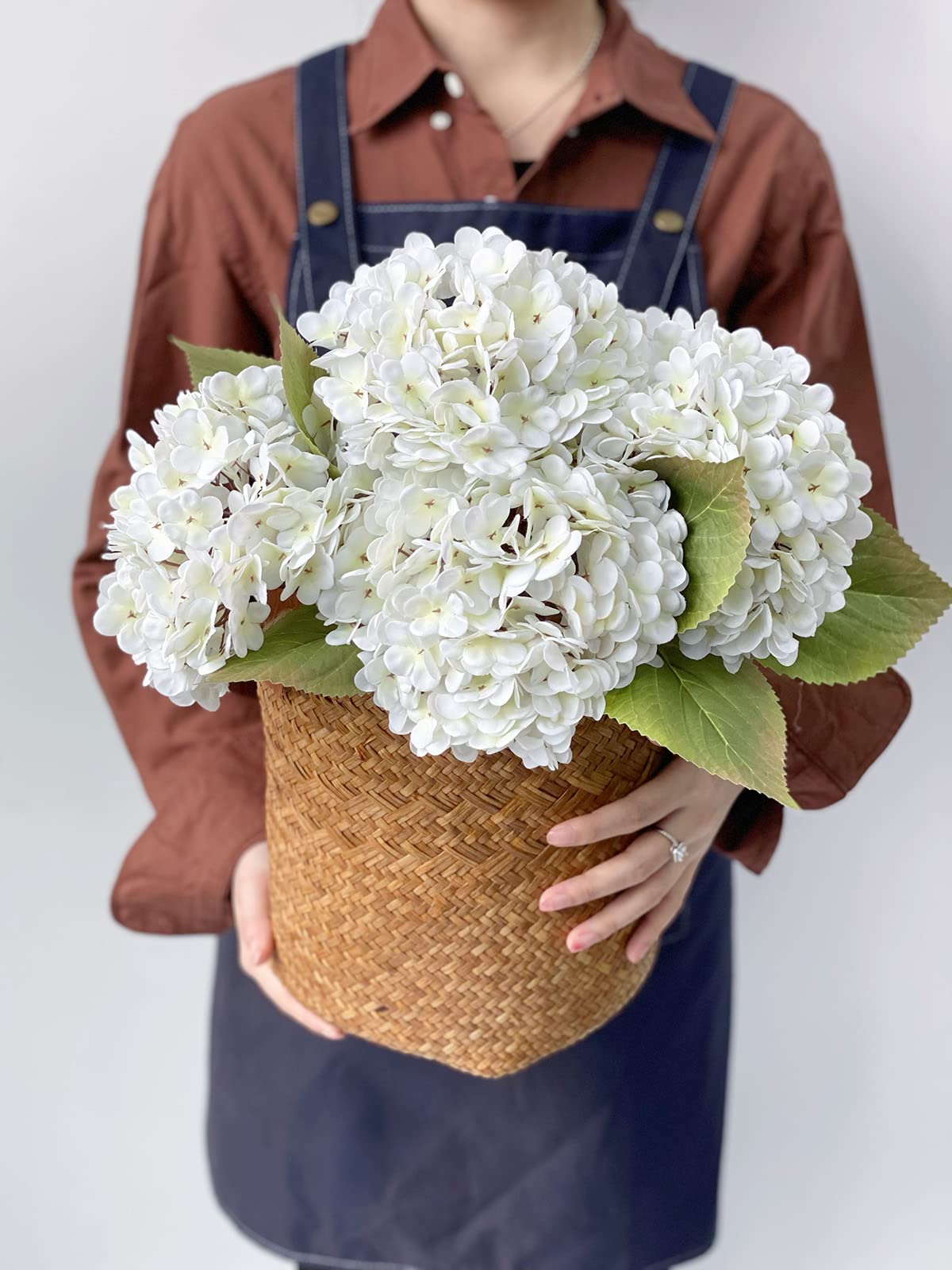 JINWOE white faux hydrangea heads for elegant, maintenance-free bouquets and centerpieces.