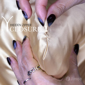 J JIMOO silk pillowcase demonstrates reduced friction for smoother hair.