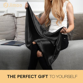 J JIMOO silk pillowcase promotes smooth hair overnight.
