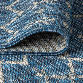 JONATHAN Y Easy-clean outdoor rug you can spray and hose-rinse.