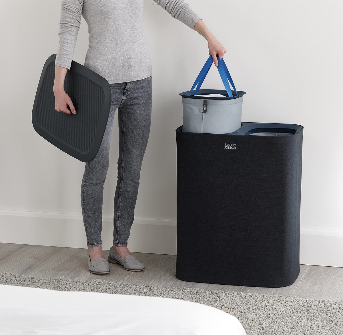 Joseph Joseph Tota helper handle on the bag base simplifies emptying after washing.