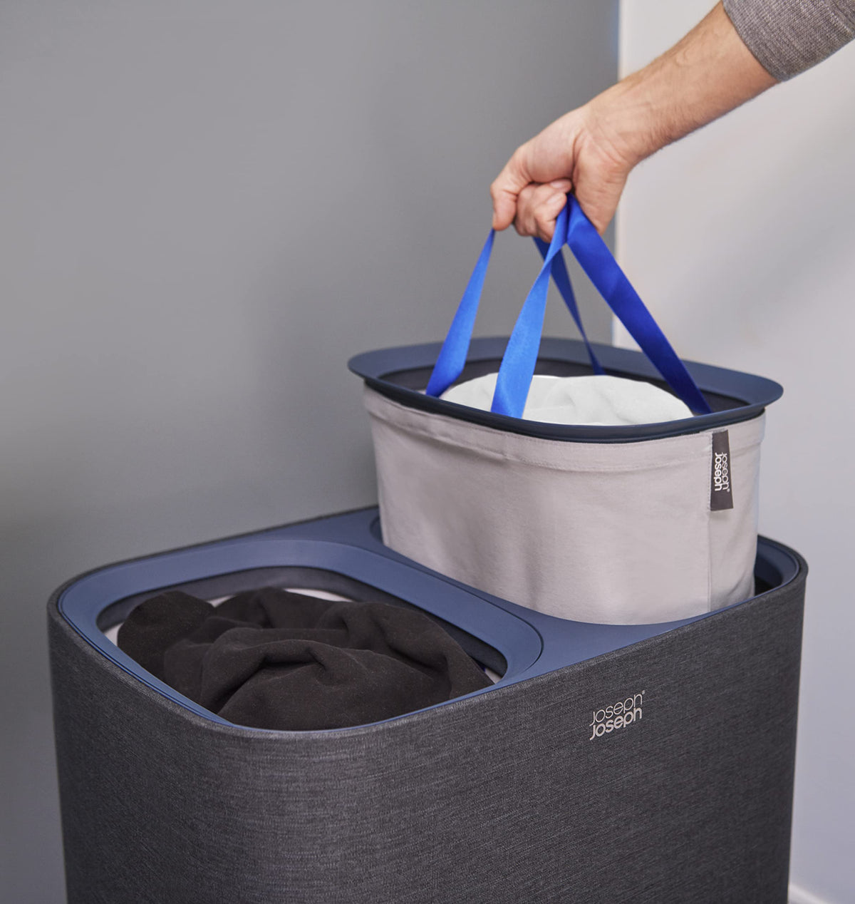 Joseph Joseph Tota self-locating rim ensures bags drop back into place.