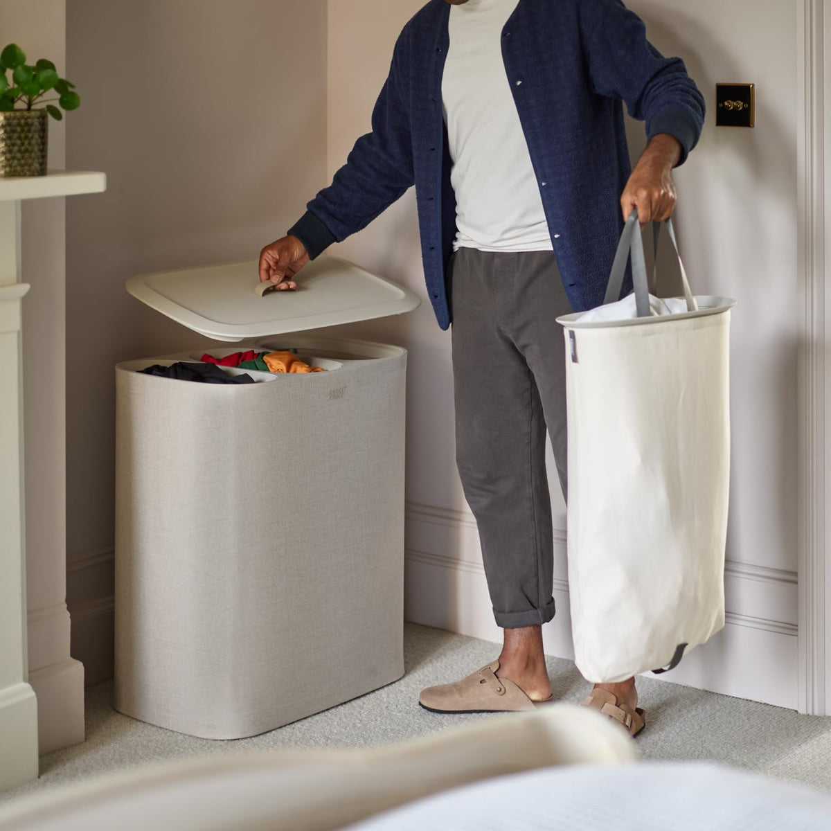 Joseph Joseph Tota Trio bags with handles enable easy lifting and transport.