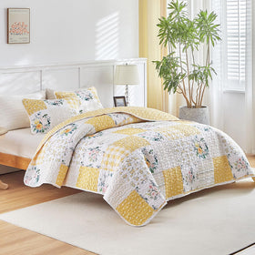 Joyreap quilt close-up shows vibrant flower details and soft microfiber texture.