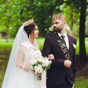 Juexica men's gold crown featuring rhinestones for standout stage presence.